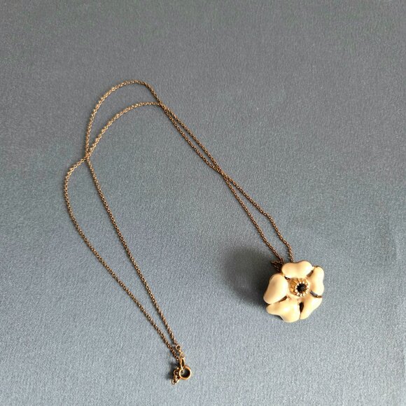 14 K gold filled chain with enameled flower pendant. - Picture 2 of 6